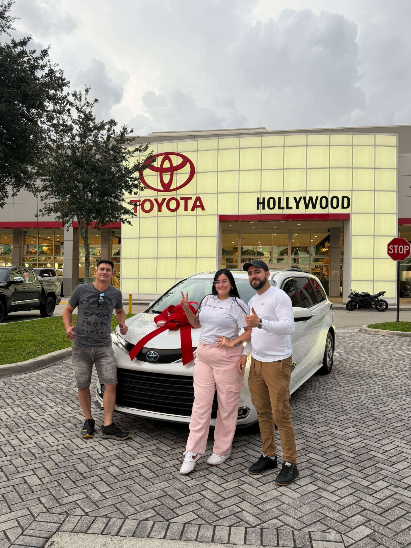 Dayana Suárez de Hollywood, FL con el auto que compró en Hollywood, FL