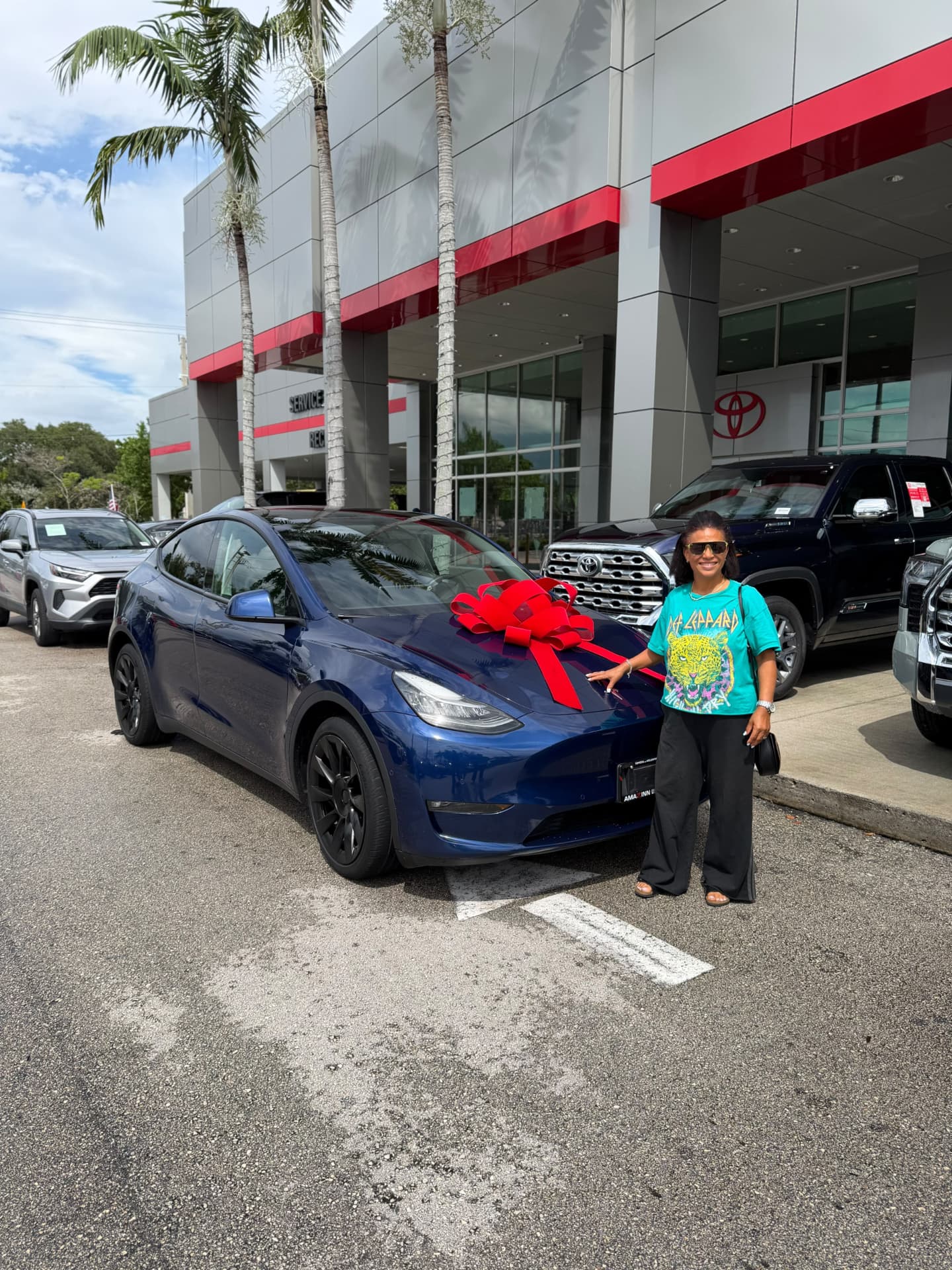 Ivis Abreu de Miami Gardens, FL con el auto que compró en Hollywood, FL