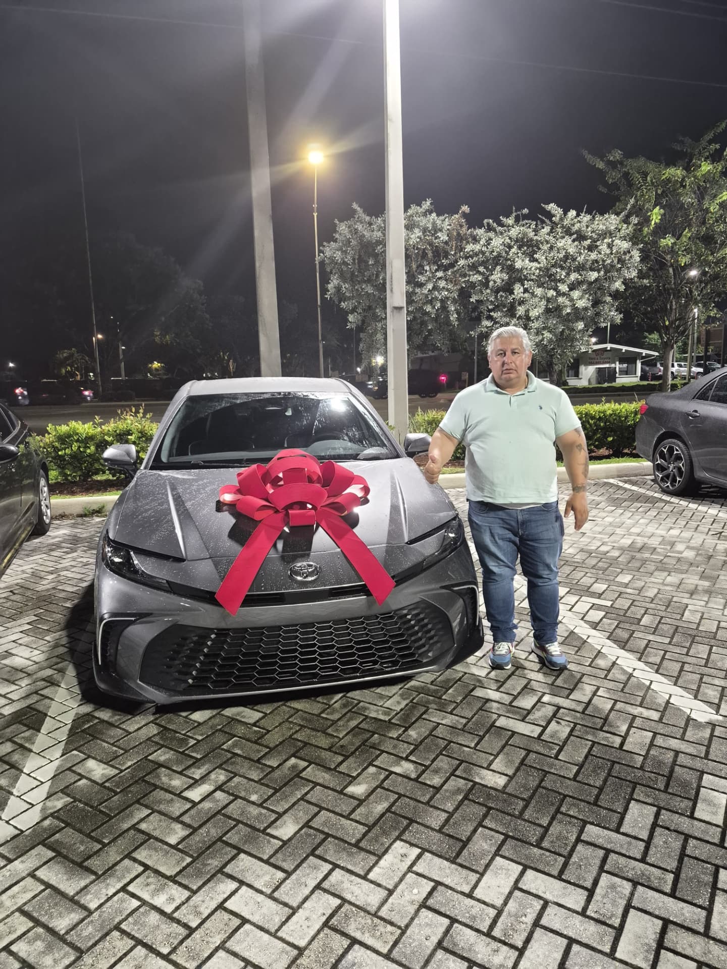 Ricardo Betancourt de Pembroke Pines, FL con el auto que compró en Hollywood, FL