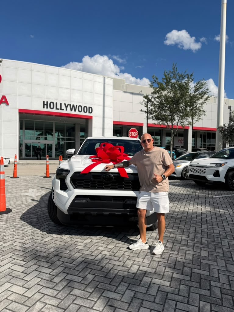 Ronal Pérez de Hialeah, FL con el auto que compró en Hollywood, FL