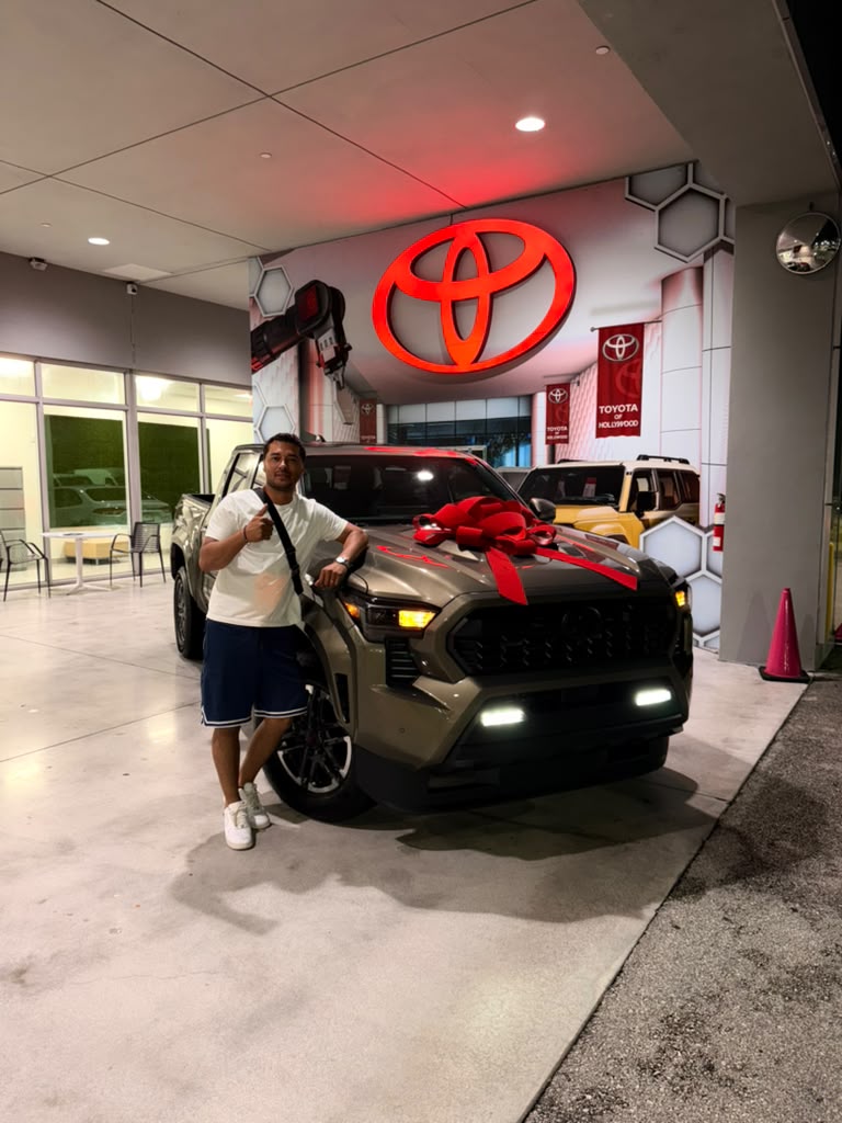 Ariel Pupo de Fort Lauderdale, FL con el auto que compró en Hollywood, FL
