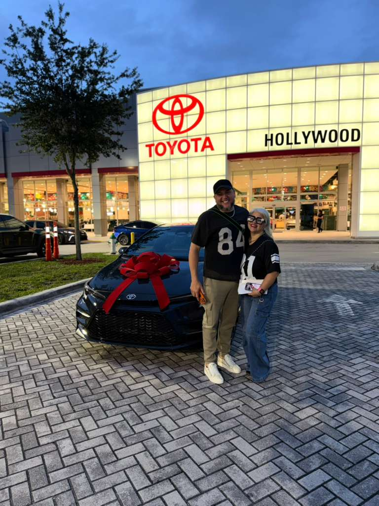 Antonio Cruz de Miami, FL con el auto que compró en Hollywood, FL