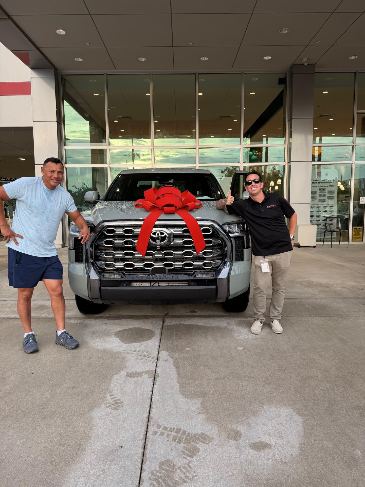 Alejandro & Daniela de Miami, FL con el auto que compró en Hollywood, FL