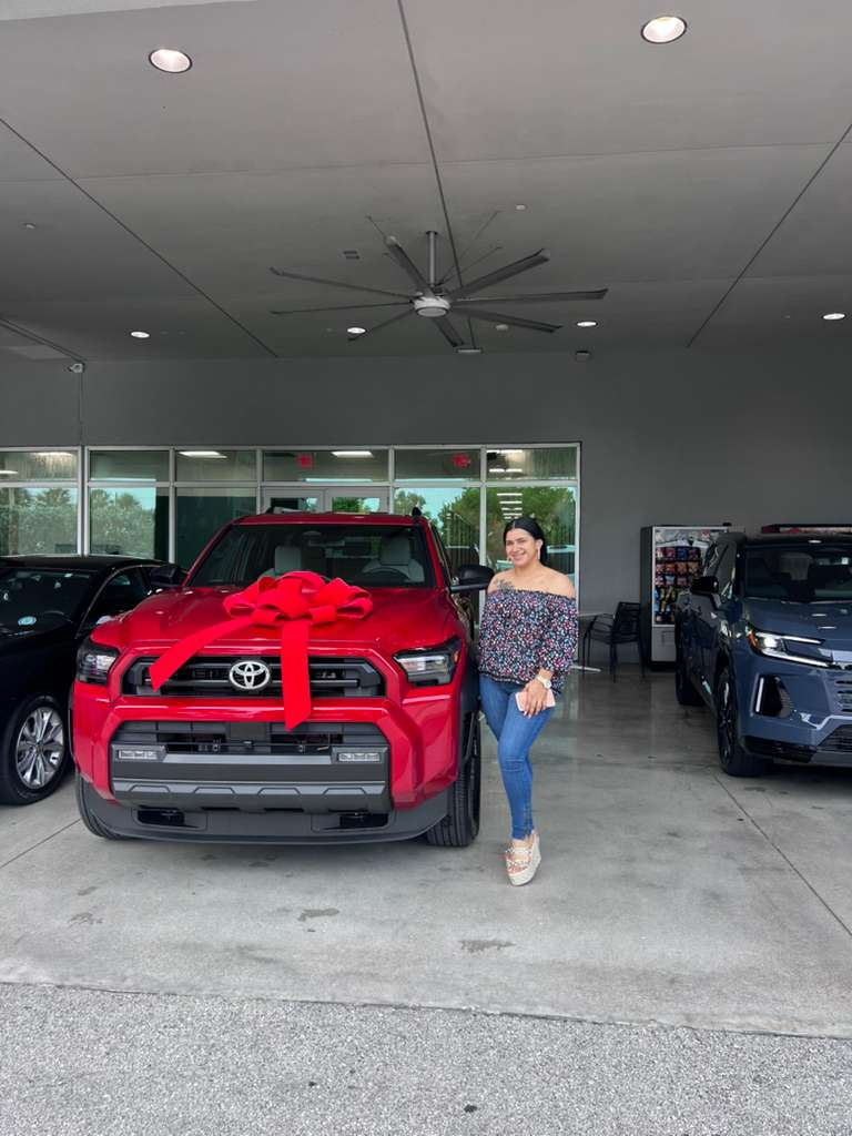 Carolina Cerpa de Hollywood, FL con el auto que compró en Hollywood, FL
