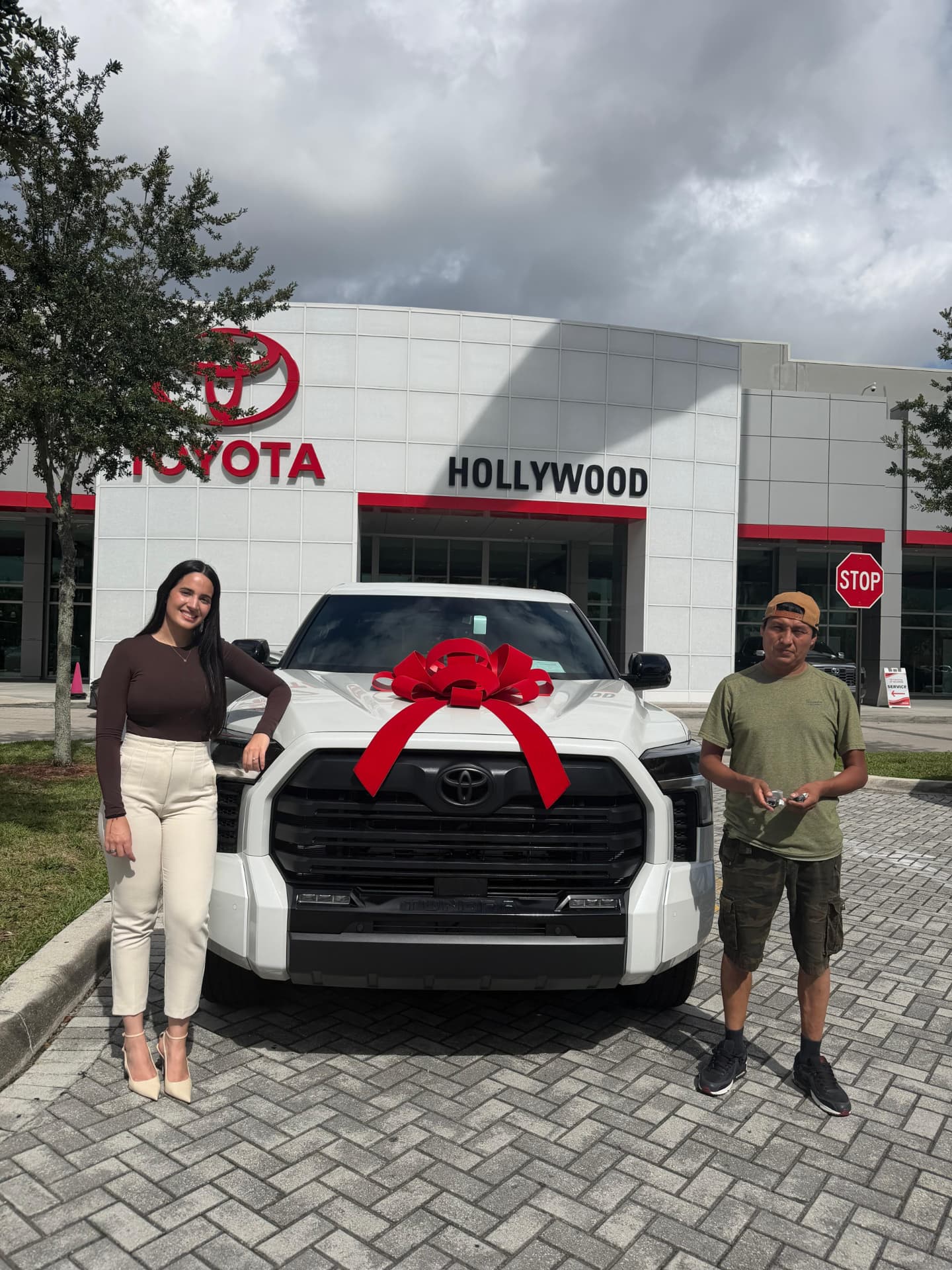 Lisandra Valdés de Fort Lauderdale, FL con el auto que compró en Hollywood, FL