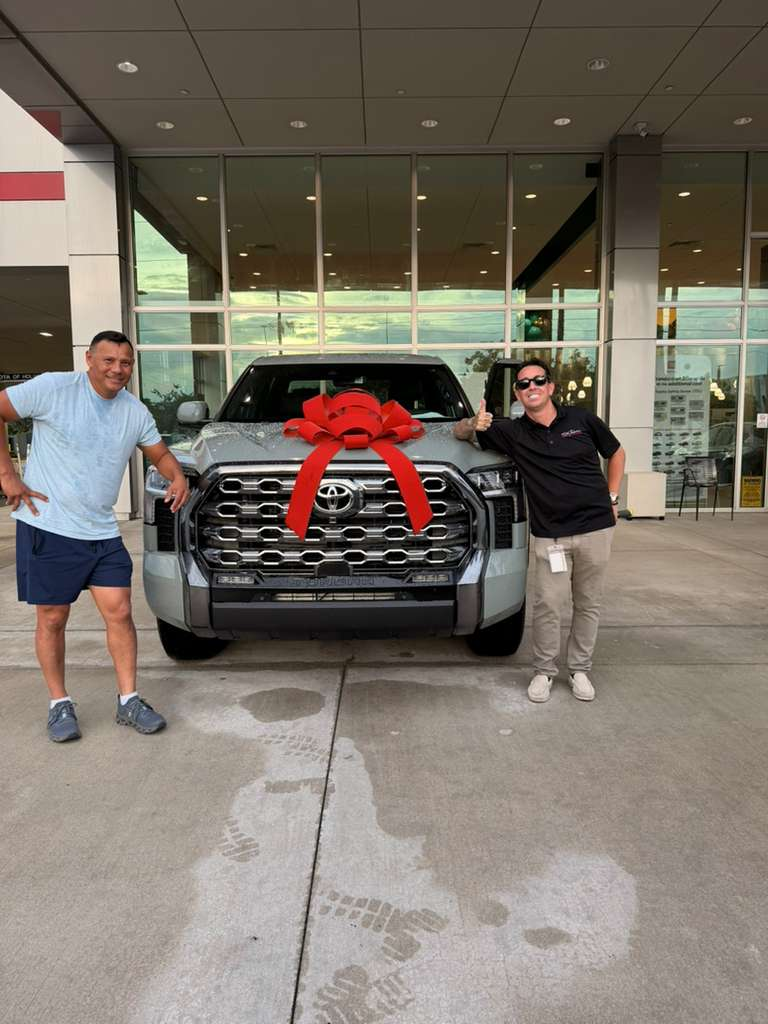 Carlos Almeida de Pembroke Pines, FL con el auto que compró en Hollywood, FL