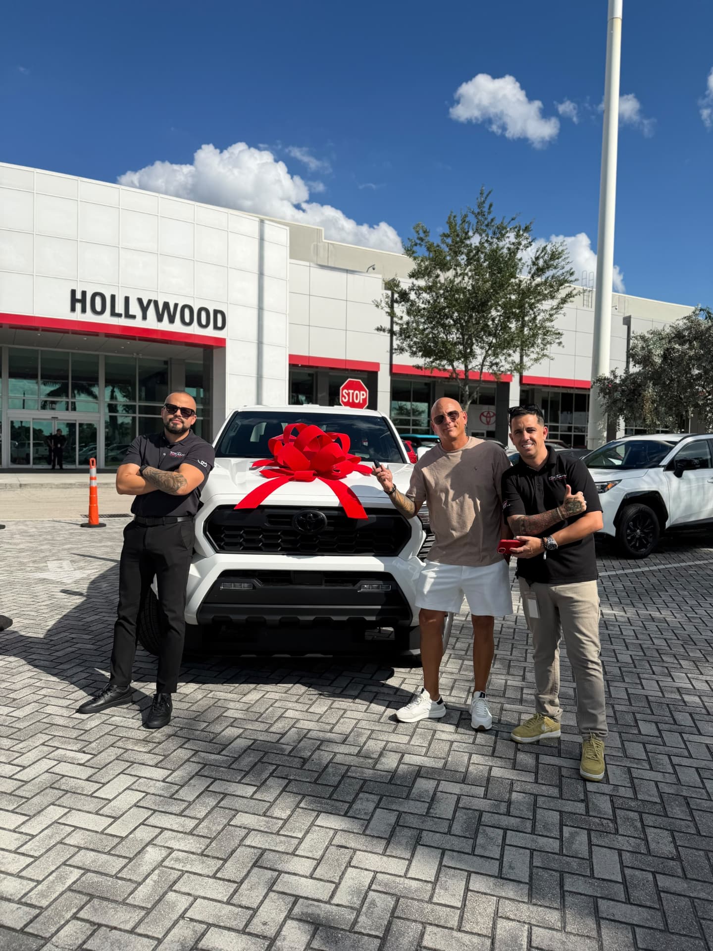 Enrique Casanova de Miramar, FL con el auto que compró en Hollywood, FL